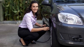 Sprytne rozwiązanie problemu z przebitą oponą BIZNES, Motoryzacja - Niezależnie od tego, czy nasza wakacyjna podróż będzie planowaną już od kilku miesięcy wyprawą, czy też spontanicznym, weekendowym wypadem, są rzeczy, o które powinniśmy zadbać zanim jeszcze spakujemy całą rodzinę do auta.