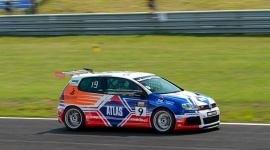 Rusza powakacyjna runda VW Castrol Cup BIZNES, Motoryzacja - W najbliższy weekend na czeskim torze Autodrom Most odbędzie się czwarta runda VW Castrol Cup. W wyścigu udział weźmie kierowca ATLAS Racing Team, Maciej Steinhof, który na półmetku sezonu jest najwyżej sklasyfikowanym Polakiem zajmując w rankingu generalnym 4.miejsce.