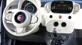 Nowy Fiat 500 z usługami TomTom Live i nawigacją connected BIZNES, Motoryzacja - Amsterdam, 3 lipca 2015 - TomTom (TOM2) poinformował o dostępności swojego kompletnego rozwiązania nawigacyjnego TomTom w nowym kultowym Fiacie 500 z systemem infotainment Uconnect™ mającym 5-calowy ekran dotykowy.