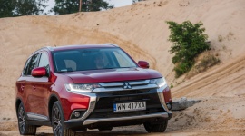 Mitsubishi Outlander wysoko w rankingu Kelley Blue Book BIZNES, Motoryzacja - W rankingu przygotowanym przez portal Kelley Blue Book (KBB.COM), Mitsubishi Outlander w wersji na rok 2016 znalazł się na trzecim miejscu wśród najbardziej przystępnych cenowo modeli oferujących trzy rzędy foteli.