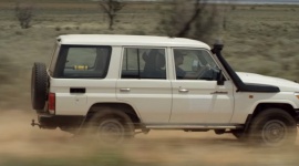 Land Cruiser rozwija sieć BIZNES, Motoryzacja - Samochody służą nam do przemieszczania się i przewożenia rzeczy na mniejsze i większe odległości. Nikt chyba nie pomyślałby, że można ich użyć do przekazywania informacji w postaci cyfrowej – tymczasem okazuje się, że mogą to robić, i to bardzo sprawnie.