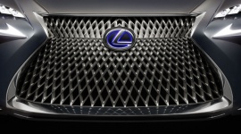 Lexus - znaki rozpoznawcze BIZNES, Motoryzacja - Co sprawia, że jesteśmy w stanie rozpoznać markę samochodu? To oczywiście linia nadwozia, kształty maski, czy reflektory. Jednak tym co w swoim założeniu ma pomóc identyfikować markę, to oczywiście jej logo.