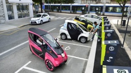 Car-sharing Toyoty w Grenoble ma szanse na komercjalizację BIZNES, Motoryzacja - Minęło 18 miesięcy od uruchomienia innowacyjnego programu car-sharingu Toyoty w Grenoble. 70 ultrakompaktowych elektrycznych i-Roadów i COMS-ów rozbudowało system transportu miejskiego w Grenoble o nową opcję.