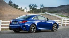 Dlaczego lakier na Lexusach wygląda tak dobrze? Sekret tkwi w… BIZNES, Motoryzacja - Lexus RC F był pierwszym z modeli nowej generacji japońskiego producenta, w którym zastosowano nowy sposób lakierownia - kompleksowe wielowarstwowe nakładanie farby. Dzięki temu auta wyglądają i reagują na światło w niespotykany dotąd sposób.