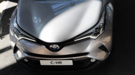 Toyota C-HR już w Polsce: pierwszy pokaz w Toruniu BIZNES, Motoryzacja - Pierwszy egzemplarz Toyoty C-HR jest już w Polsce. Samochód trafił do dilera Toyota Bednarscy w Toruniu. Najnowszego crossovera z Japonii mogła zobaczyć na przedpremierowym pokazie publiczność odbywającego się w tym mieście festiwalu światła.