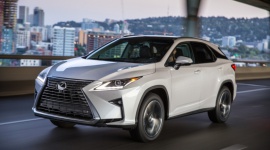 Lexus RX zwycięzcą pierwszego rankingu Ward’s 10 Best User Experiences BIZNES, Motoryzacja - Nowy Lexus RX czwartej generacji zajął najwyższą pozycję w pierwszej edycji rankingu Ward’s 10 Best User Experiences, w którym oceniono 28 samochodów pod względem funkcjonalności i wygody użytkowania.