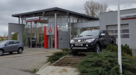 Nowy salon i serwis Mitsubishi Motors w Radomiu BIZNES, Motoryzacja - Sieć autoryzowanych placówek Mitsubishi Motors powiększyła się ostatnio o nowy obiekt z przestronnym salonem i serwisem, otwarty w Radomiu przez znaną na radomskim rynku firmę Dixi-Car S.A. Nowoczesną stację zlokalizowano przy ulicy Czarnieckiego 108.