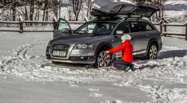 Sezon na łańcuchy. Co warto wiedzieć i jak jeździć? BIZNES, Motoryzacja - Zimowa aura to dla kierowców dodatkowe wyzwania. Warunki na drogach mogą wymagać zmiany opon na zimowe, a w niektórych sytuacjach użycia łańcuchów przeciwśniegowych.