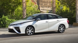 Toyota promuje wodorowego Mirai w Kanadzie BIZNES, Motoryzacja - W całej Kanadzie odbędzie się seria pokazów i testów 3 egzemplarzy Toyoty Mirai. W ten sposób Toyota zaprezentuje swoją nową technologię napędową w kolejnym kraju zainteresowanym rozwojem zrównoważonego transportu.