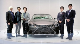 Nowy Lexus LS nagrodzony BIZNES, Motoryzacja - Lexus LS piątej generacji, zaprezentowany na wystawie motoryzacyjnej North American International Auto Show, został uhonorowany prestiżową nagrodą EyesOn Design 2017. To kolejna taka nagroda, zdobyta przez Lexusa w historii wystawy w Detroit.