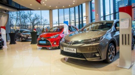 Toyota Romanowski – nowy salon w Krakowie BIZNES, Motoryzacja - Toyota ma nowy salon samochodowy w Krakowie. Otworzyła go firma Toyota Romanowski, do której należą również salony Toyoty w Kielcach i Radomiu, a także salon Lexusa w Krakowie. Nowe centrum sprzedaży znajduje się przy ulicy Bora Komorowskiego.