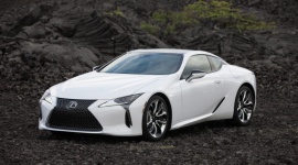 Lexus LC - piękny przedmiot pożądania BIZNES, Motoryzacja - Po miesiącu od rozpoczęcia sprzedaży w Japonii nowego Lexusa LC liczba zamówień na to nagradzane za design auto przekroczyła wielkość popytu przewidywaną na... trzy lata.