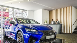 Lexus Plus dla wygodnych BIZNES, Motoryzacja - Amerykański serwis Kelley Blue Book informuje, że wprowadzony w USA program Lexus Plus, którego założeniem jest uproszczenie i zwiększenie transparentności procesu zakupu samochodów, sprawdza się i obejmuje coraz większą liczbę dealerów.