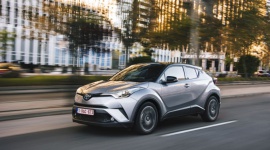 Toyota C-HR liderem segmentu SUV w Japonii BIZNES, Motoryzacja - Toyota C-HR uzyskała w pierwszym półroczu 2017 roku najwyższą sprzedaż w segmencie SUV w Japonii. Jak podaje Japan Automobile Manufacturers Association, z salonów marki wyjechały 79 303 egzemplarze tego modelu.