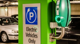 Ile kosztuje ubezpieczenie „hybrydy” lub „elektryka”? BIZNES, Motoryzacja - Wzrasta liczba samochodów elektrycznych, które poruszają się po polskich drogach. Właściciele takich nowoczesnych pojazdów muszą niestety ponieść dość wysokie koszty ubezpieczenia.