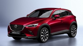 Rozpoczęcie sprzedaży Mazdy CX-3 2018 BIZNES, Motoryzacja - Mazda Motor Poland rozpoczęła przyjmowanie zamówień na Mazdę CX-3 po zmianach modelowych na 2018 r. Odnowiony konstrukcyjnie model ma poprawiony design, zawiera ulepszenia w układzie przeniesienia napędu oraz usprawnienia w zakresie ergonomii i bezpieczeństwa.