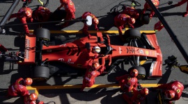 Produkty Shell przyczyniły się do lepszych wyników Scuderia Ferrari w 2018 roku BIZNES, Motoryzacja - Shell z dumą ogłasza, że lepsze czasy okrążeń osiągane przez pojazdy zespołu Scuderia Ferrari w 21% są rezultatem korzystania z paliwa wyścigowego Shell V-Power i oleju silnikowego Shell Helix Ultra.