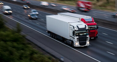 Kabotaż nie dla polskich przewoźników? , - Polska ma obecnie 16,4 proc. udziału w systemie międzynarodowego transportu drogowego na terenie Unii Europejskiej. W 2019 roku nieznacznie wyprzedzili nas Niemcy.[1] Dobry obraz rynku pokazują również inne dane. Szacuje się, że Polacy, pracujący w branży transportowej, stanowią 11,2 proc. wszystkich zatrudnionych w TSL w krajach Wspólnoty. Francuzi pokrywają 13,3 proc. rynku pracowniczego, a Niemcy 8,8 proc.[2] Polska zatem, obok państw członkowskich tak zwanej Starej Unii, przez ostatnie lata aktywnie tworzyła i kształtowała system przewozowy w Europie. Jednym z czynników sukcesu są kabotaże, czyli transport towarów w granicach innego państwa niż kraj przewoźnika. Polscy przedsiębiorcy stracą najwięcej po wejściu w życie pakietu mobilności, a tym samym znaczącym ograniczeniu dostępu do rynków wewnętrznych UE. Niemcy i Francja zyskają, gdyż z uwagi na wzrost kosztów prowadzenia działalności, puste przejazdy i przymusowe powroty do bazy ciężarówki na polskich tablicach rejestracyjnych nie będą stanowiły już dla niemieckich i francuskich przewoźników takiej konkurencji jak dotychczas. Eksperci Grupy Inelo wyjaśniają, dlaczego warto przyjrzeć się przyszłości kabotażu.