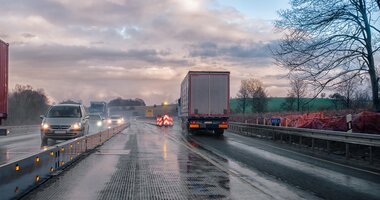 Nowe technologie w motoryzacji i transporcie, o których nie wiecie. Geofencing – co to jest? , - Jeszcze parę lat temu mało kto wyobrażał sobie, że jego hybrydowy samochód automatycznie przełączy się w tryb elektryczny po wjechaniu do centrum miasta. Niewiele osób spodziewało się też, że jego pojazd wyśle SMS-a w momencie kiedy ich syn postanowi udać się na wagary SUV-em swojej mamy.  Wszystko to zawdzięczamy technologii nazywanej geofencingiem. Umożliwia ona administratorowi wywołanie określonej akcji na urządzeniu użytkownika, który przekracza wirtualną granicę wyznaczonej lokalizacji.  W 2019 roku rynek związany z tą technologią był wyceniany na 565 miliony dolarów, do 2025 ma on urosnąć niemal czterokrotnie, do poziomu 2063 milionów dolarów. Z geofencingiem będziemy się zatem spotykać niemalże codziennie coraz częściej, przeważnie zupełnie nie zdając sobie z tego sprawy. Reklamy, powiadomienia w naszych telefonach, różnego rodzaju alerty dostępne na urządzeniach mobilnych, a także w motoryzacji. W szczególności branża transportowa bardzo często korzysta z ułatwień oferowanych przez geofencing, często jako dopełnienie systemów telematycznych. Co więcej, ta technologia jest stosowana również na całym świecie przez stróżów prawa. Co to jest geofencing, jak wpływa na nasze codzienne życie oraz jak może ułatwić nam pracę przybliży nam Marta Staniszewska, ekspert GBOX, Grupa INELO.