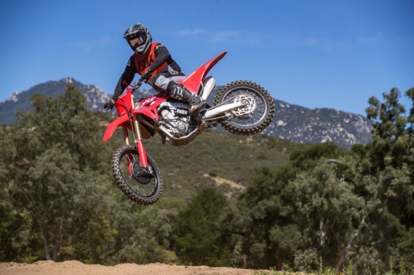 Honda CRF450R z serii 2021 fabrycznie wyposażona w opony Dunlop Geomax MX-33