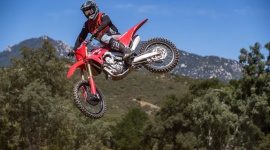 Honda CRF450R z serii 2021 fabrycznie wyposażona w opony Dunlop Geomax MX-33 BIZNES, Motoryzacja - Opona Dunlop Geomax MX-33 została wybrana przez firmę Honda jako oryginalne wyposażenie do modelu CRF450R 2021. To potwierdza jej wszechstronność jako opony motocrossowej zdolnej do niezrównanych osiągów na różnych nawierzchniach.