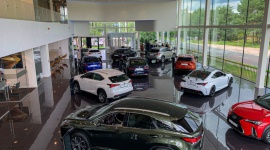 Lexus nagrodzony za najlepszą obsługę dilerską BIZNES, Motoryzacja - Salony Lexusa oferują najlepszą obsługę klienta – tak wynika z brytyjskiego badania Driver Power Best Car Dealers 2020. Japońska marka po raz kolejny zdobyła pierwsze miejsce w rankingu, zwyciężyła w pięciu kategoriach na siedem i zanotowała imponujące wyniki procentowe.