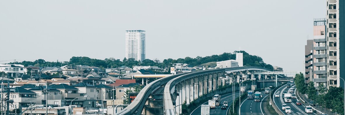 Transport prognozowany, czyli jakie trendy przyspieszają w branży po COVID-19? , - W języku chińskim kryzys składa się z dwóch znaków. Jeden oznacza niebezpieczeństwo, drugi zaś szansę. Pierwsza połowa 2020 roku stanowiła wyzwanie między innymi dla branży spedycyjno-transportowej oraz sektora logistyki. Mimo utrzymania międzynarodowych łańcuchów dostaw i niemal nieprzerwanej pracy ciężarówek w transporcie transgranicznym UE, przewoźnicy drogowi muszą być gotowi na istotne zmiany w funkcjonowaniu swoich firm w niedalekiej przyszłości. Każda nieprzewidziana i niekorzystna sytuacja ekonomiczna i biznesowa przyspiesza rozwój trendów, które rozpoczęły się już wcześniej. Tak jest właśnie z cyfryzacją sektora TSL, którą branża postrzega jako szansę. Według najnowszych raportów digitalizacja transportu nastąpi szybciej niż przewidywano, a jej motorem napędowym jest walka o konkurencyjność oparta na zbieraniu i analizowaniu danych w czasie rzeczywistym. Coraz większą rolę w tym zakresie będzie odgrywać sztuczna inteligencja.