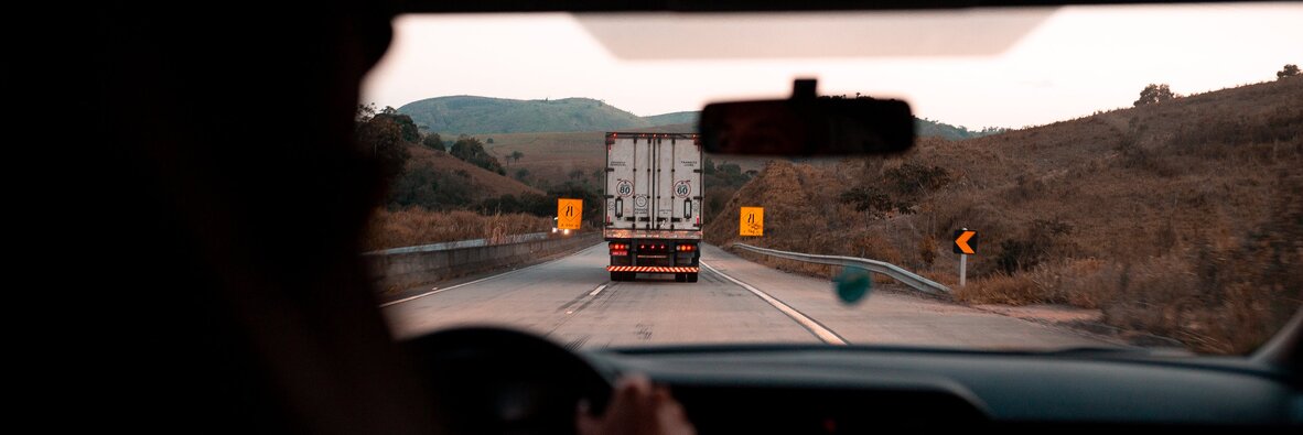 Zatrudnię kierowcę bez doświadczenia. Telematyka transportu wesprze początkujących truckerów , - Jak wskazuje Międzynarodowa Unia Transportu Drogowego (International Road Transport Union) Polska i Rumunia to kraje UE, w których najbardziej brakuje zawodowych kierowców. Według szacunków PwC i TLP, aby załatać lukę kadrową, na rynek każdego roku od 2019 do 2022 musiałoby wchodzić około 15 tys. truckerów. Tymczasem prognozuje się, że dzięki profilowanej edukacji przybędzie w tym roku 4 000 adeptów, a w 2024 ponad 12 000. To nadal za mało. Z tego powodu branża otwiera drzwi dla często niedoświadczonych kandydatów z zagranicy, którzy w prowadzeniu ciężarówki upatrują szans na rozpoczęcie kariery zawodowej i zwiększenie zarobków. Co powinni zrobić przewoźnicy, żeby zapewnić bezpieczne warunki pracy i jednocześnie zadbać o opłacalność realizowanych zleceń? Najprostsza odpowiedź to telematyka transportu, czyli nowoczesne rozwiązania technologiczne pomagające nowym pracownikom w szybszy sposób poznać tajniki zawodu, a przewoźnikom ograniczyć potencjalne problemy związane z zatrudnieniem niedoświadczonego kierowcy. Jak to zrobić – podpowiada Tomasz Czyż, ekspert GBox z Grupy INELO.